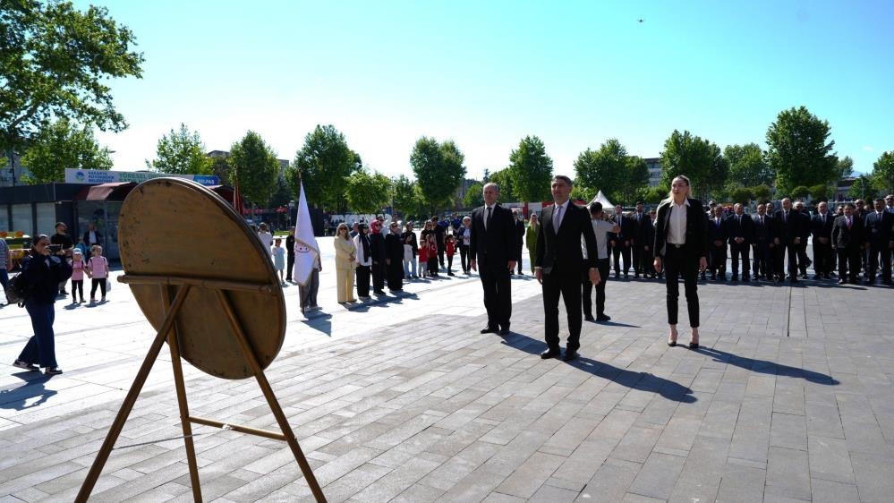  Binlerce kişi Anıtkabire akın etti
