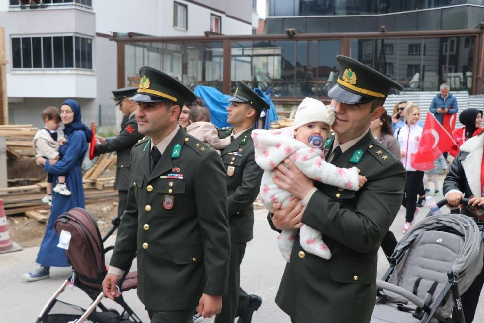  Binlerce kişi Anıtkabire akın etti