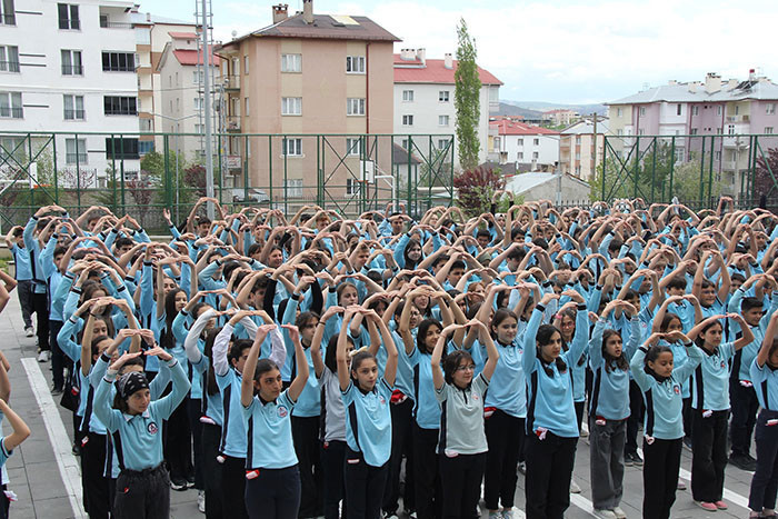  Binlerce kişi Anıtkabire akın etti