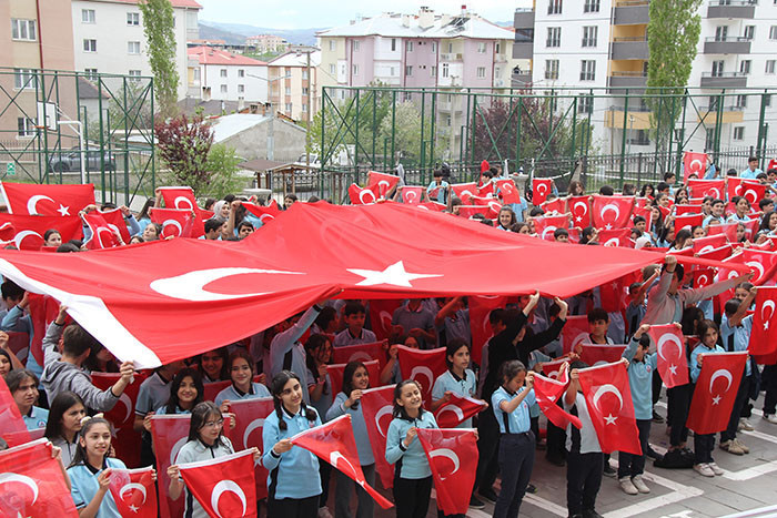  Binlerce kişi Anıtkabire akın etti