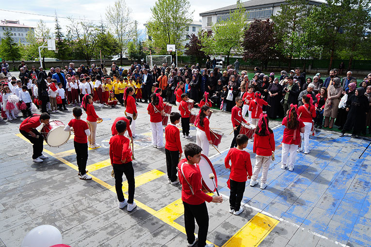 MİNİKLERDEN RENKLİ GÖSTERİ