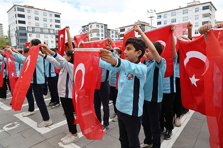 900 ÖĞRENCİDEN DEV KOREOGRAFİ
