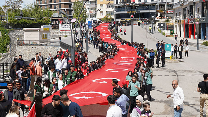  Binlerce kişi Anıtkabire akın etti