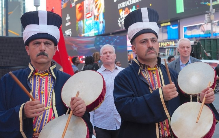  Türkler Amerikanın en ünlü meydanında heybetini gösterdi