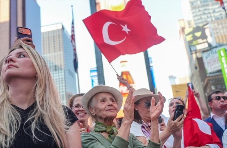  Türkler Amerikanın en ünlü meydanında heybetini gösterdi