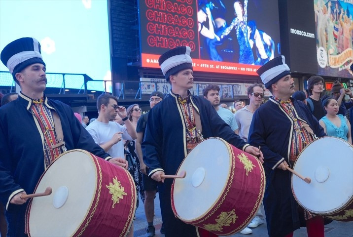 Türkler Amerikanın en ünlü meydanında heybetini gösterdi
