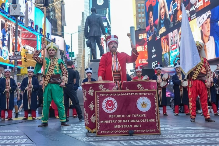  Türkler Amerikanın en ünlü meydanında heybetini gösterdi