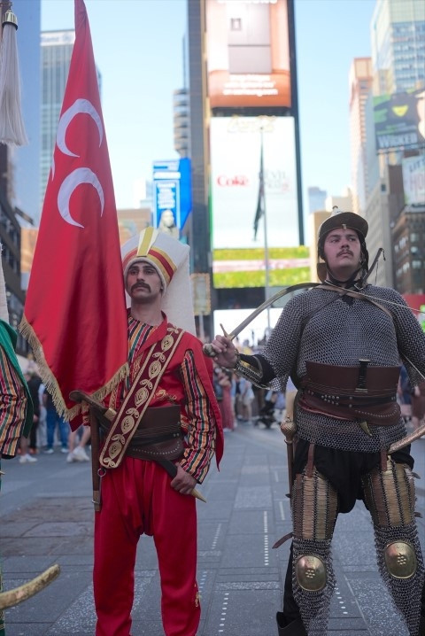  Türkler Amerikanın en ünlü meydanında heybetini gösterdi