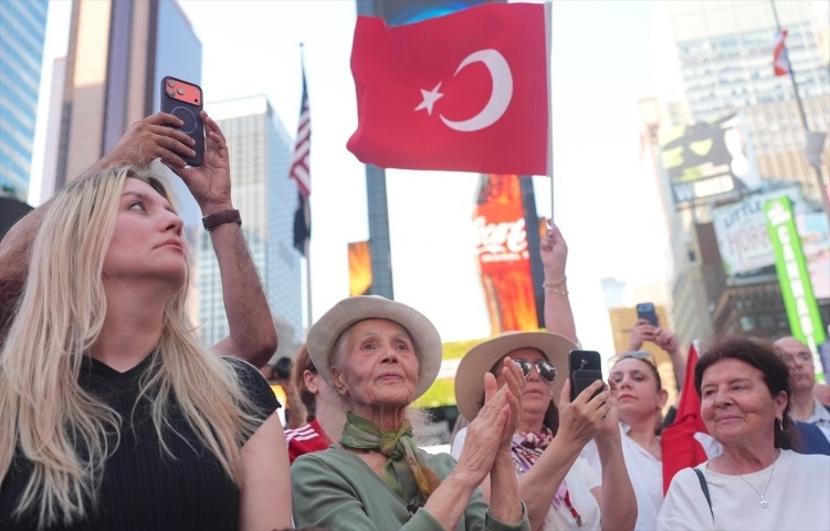  Türkler Amerikanın en ünlü meydanında heybetini gösterdi
