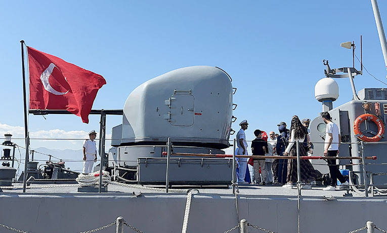 ASKERİ GEMİLER ZİYARETE AÇILDI