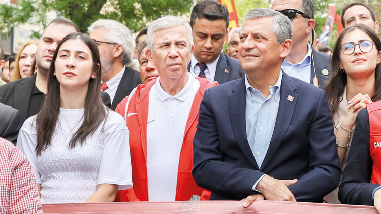 Gençlerle yürüyen Özel: Cumhuriyet’e sahip çıkıyorlar
