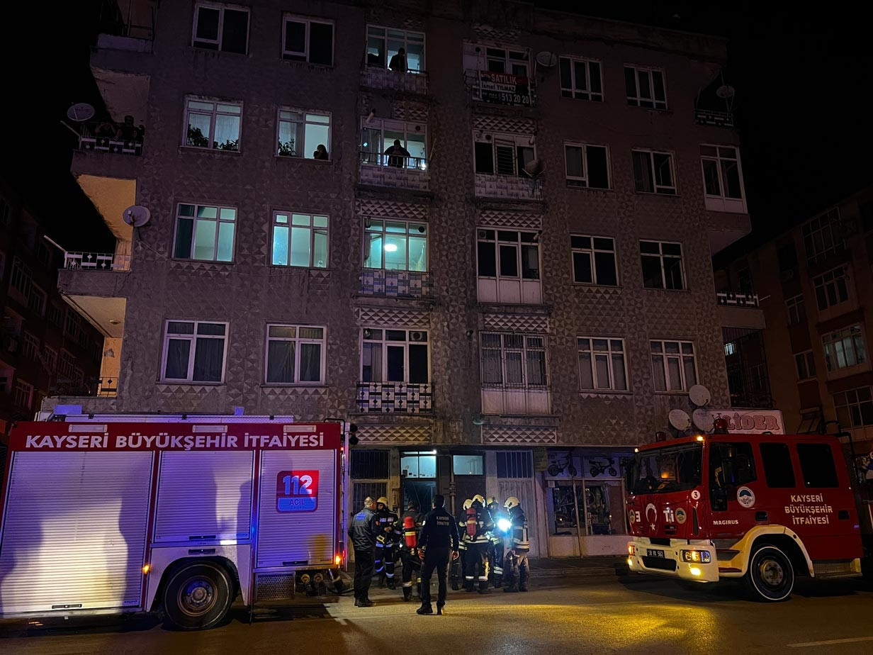 Kayseri’de 4 katlı binanın bodrumunda yangın