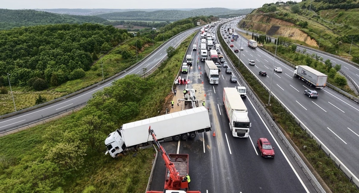 Beykoz'da zincirleme kaza! Bariyerleri aşan TIR yolun dışına çıktı