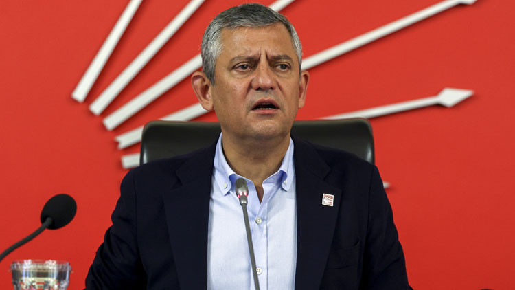 Özgür Özel, görevleri düşen CHP Parti Meclisi üyeleriyle toplantı yaptı