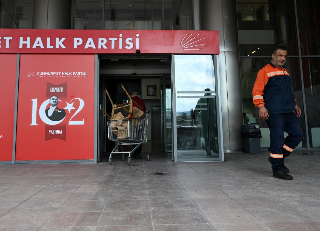 Kemal Kılıçdaroğlu ve Özgür Özelin fotoğrafları CHP Genel Merkezine yeniden asıldı