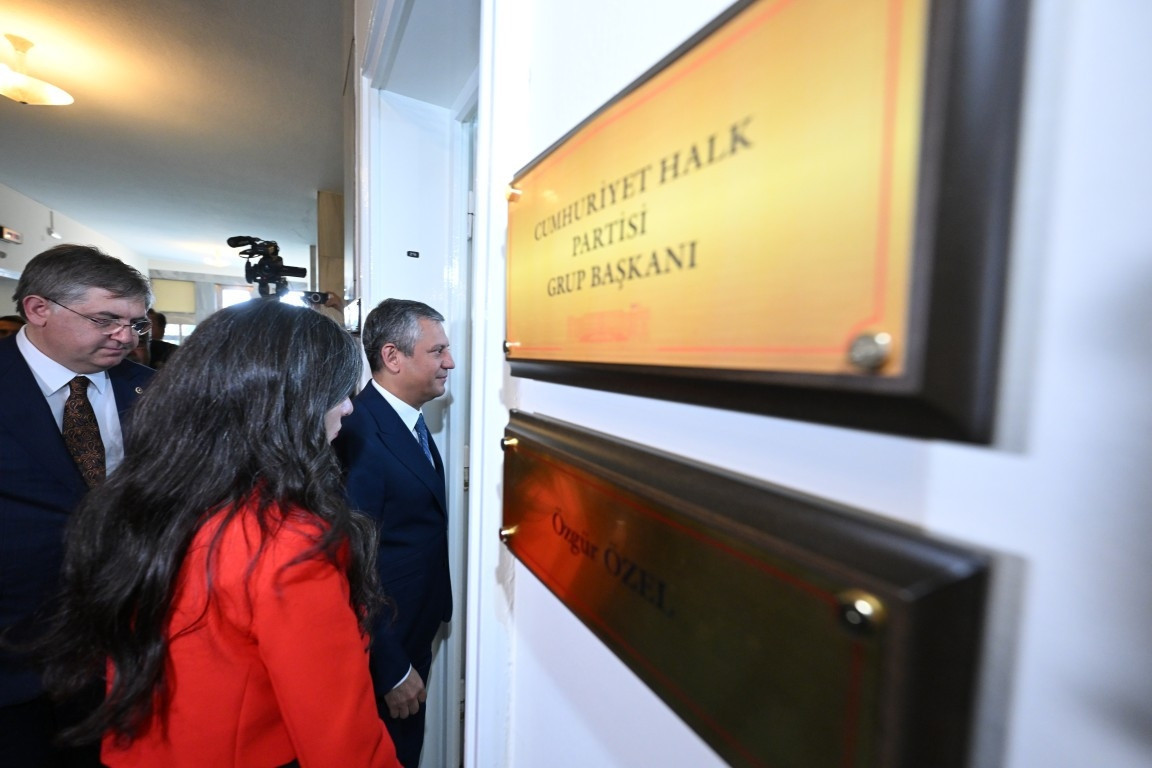 Kemal Kılıçdaroğlu ve Özgür Özelin fotoğrafları CHP Genel Merkezine yeniden asıldı