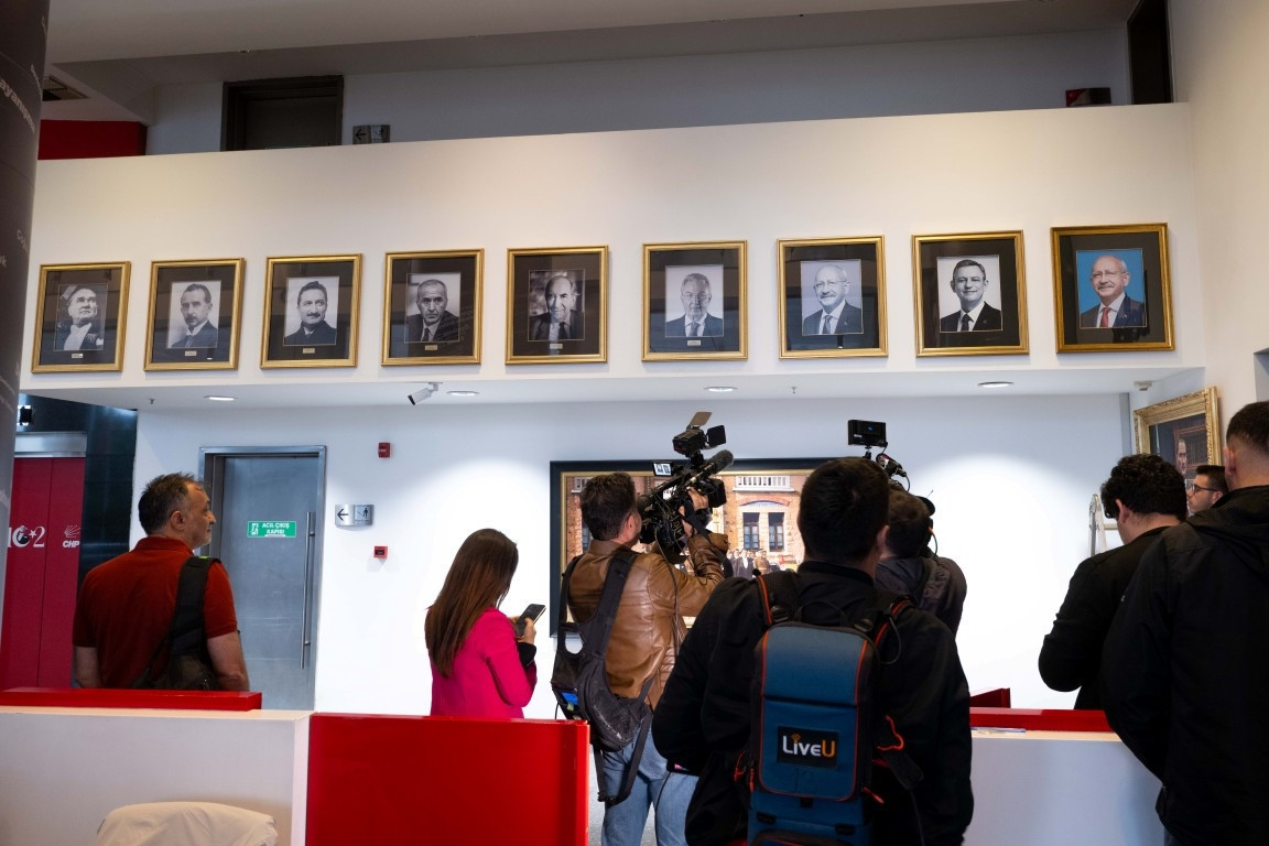 Kemal Kılıçdaroğlu ve Özgür Özelin fotoğrafları CHP Genel Merkezine yeniden asıldı