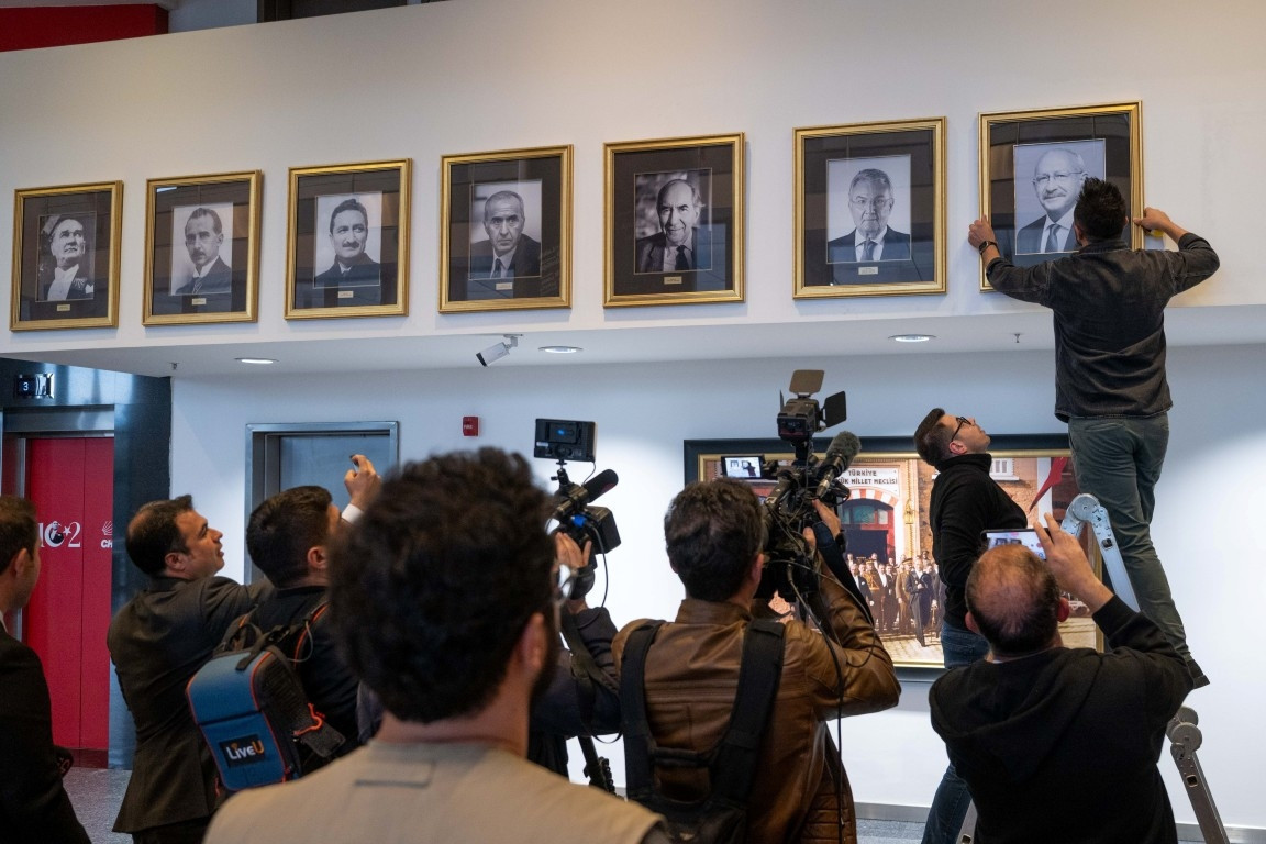Kemal Kılıçdaroğlu ve Özgür Özelin fotoğrafları CHP Genel Merkezine yeniden asıldı