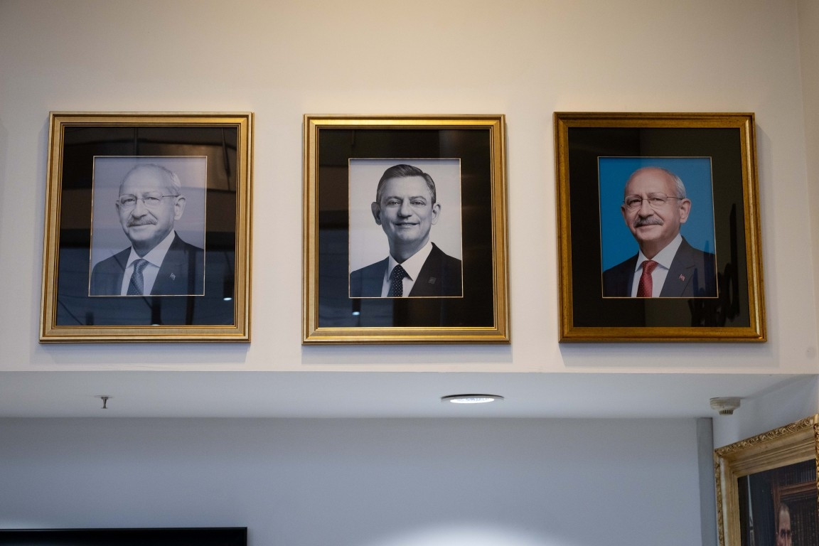 Kemal Kılıçdaroğlu ve Özgür Özelin fotoğrafları CHP Genel Merkezine yeniden asıldı