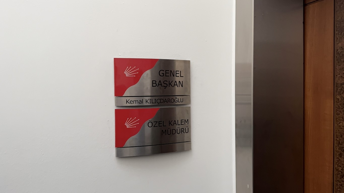 Kemal Kılıçdaroğlu ve Özgür Özelin fotoğrafları CHP Genel Merkezine yeniden asıldı