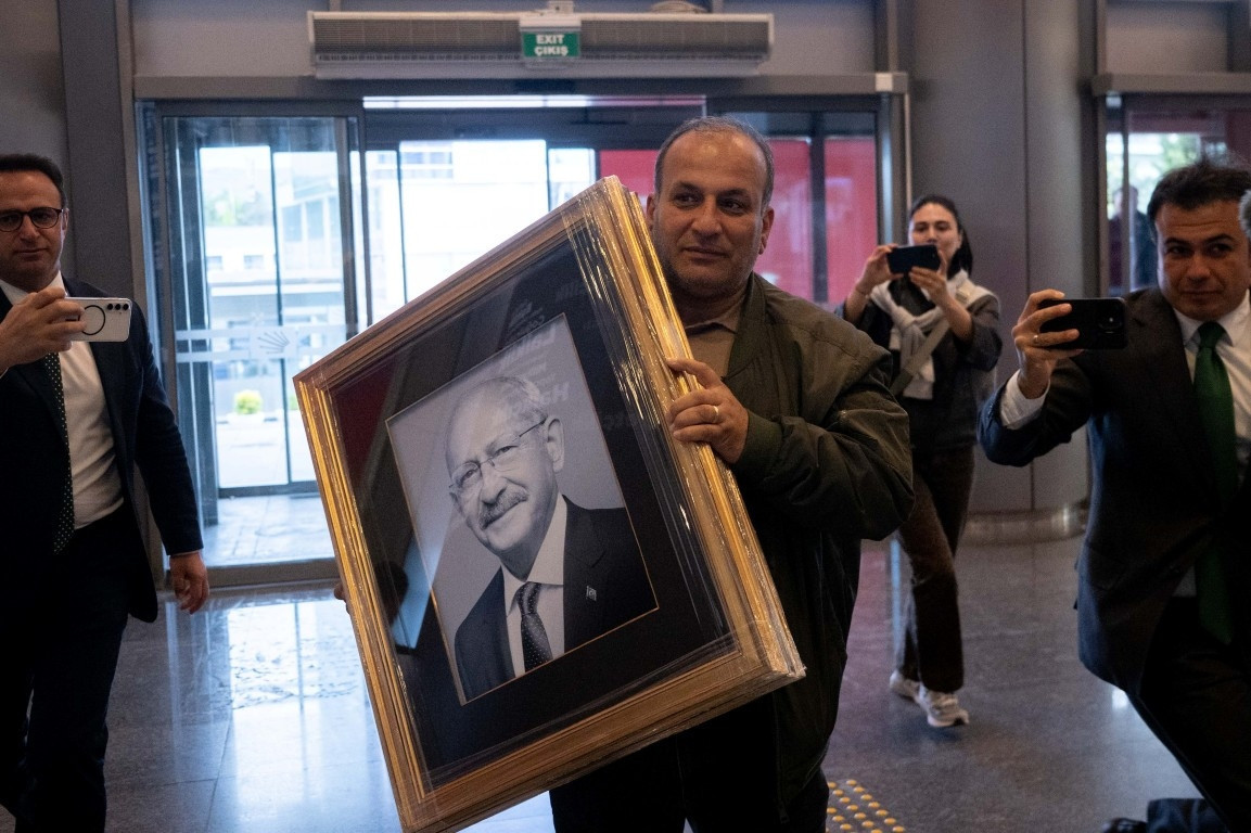 Kemal Kılıçdaroğlu ve Özgür Özelin fotoğrafları CHP Genel Merkezine yeniden asıldı