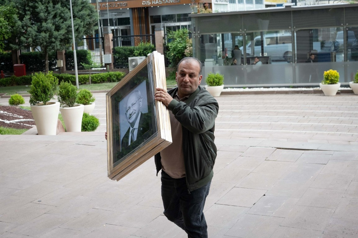 Kemal Kılıçdaroğlu ve Özgür Özelin fotoğrafları CHP Genel Merkezine yeniden asıldı