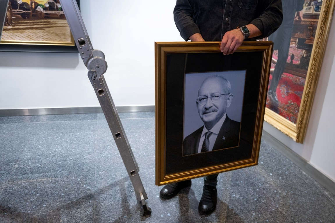 Kemal Kılıçdaroğlu ve Özgür Özelin fotoğrafları CHP Genel Merkezine yeniden asıldı