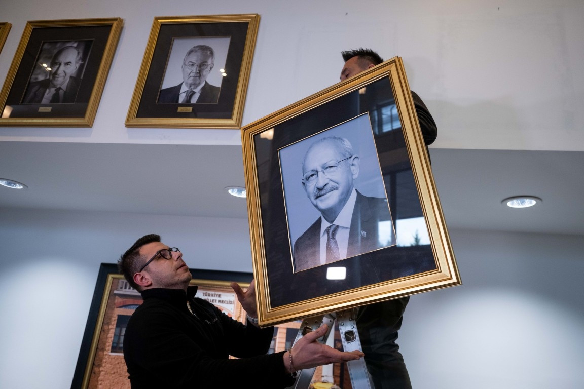 Kemal Kılıçdaroğlu ve Özgür Özelin fotoğrafları CHP Genel Merkezine yeniden asıldı