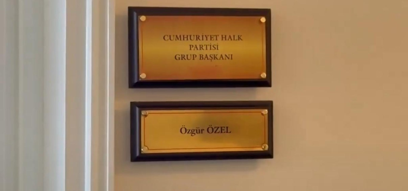 Kemal Kılıçdaroğlu ve Özgür Özelin fotoğrafları CHP Genel Merkezine yeniden asıldı