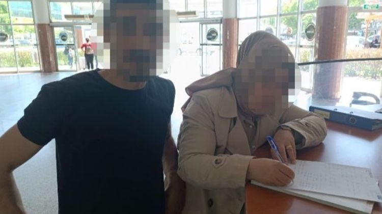 Bir anlık dalgınlık pahalıya mal oluyordu.... Bankta servet unuttu, altın dolu çanta polis tarafından bulundu