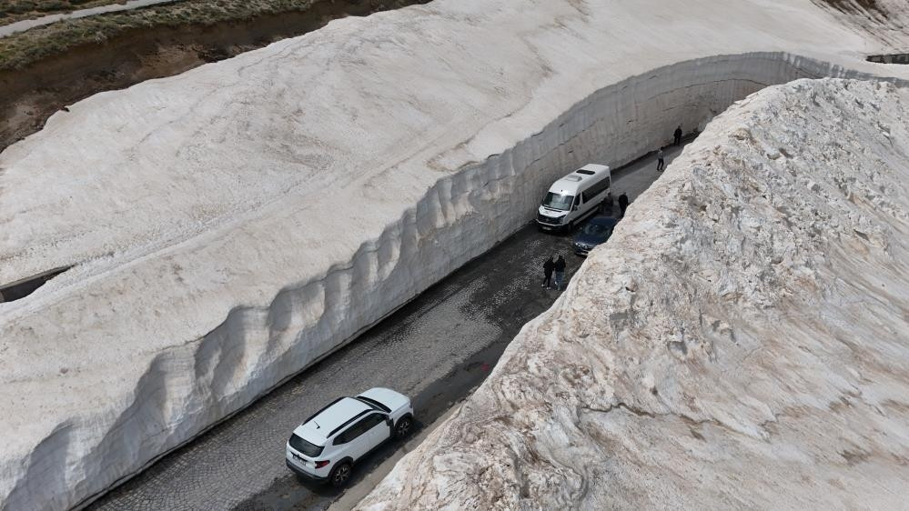  10 metrelik tüneller oluştu Burada yürümek gerçekten farklı bir deneyim