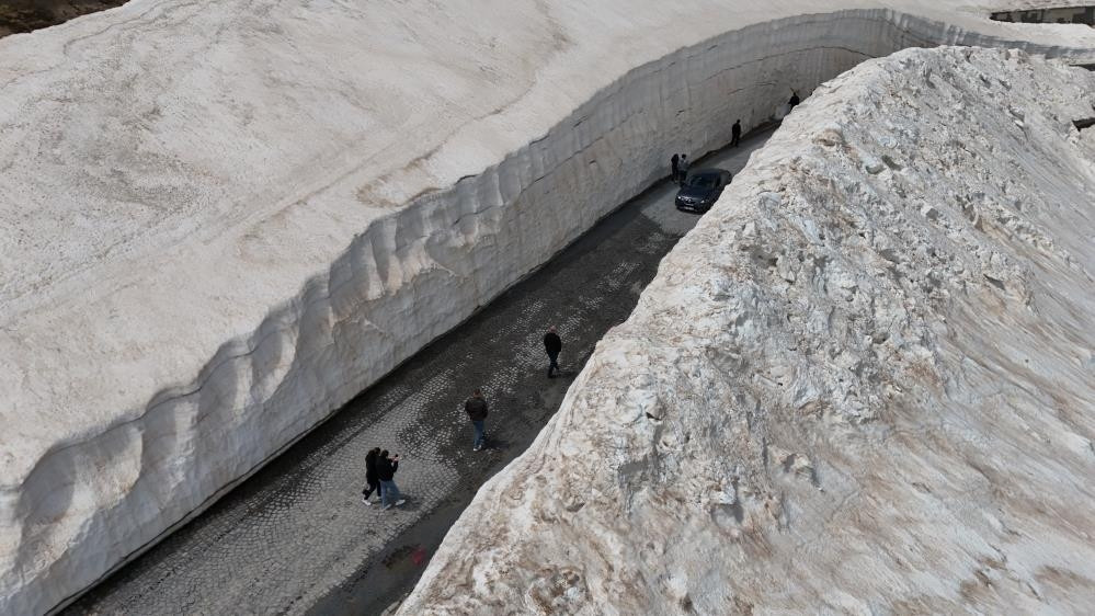  10 metrelik tüneller oluştu Burada yürümek gerçekten farklı bir deneyim