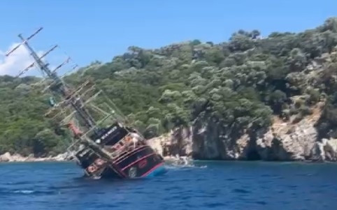 Marmaris'te tur teknesi battı... Ekiplerin müdahalesi sürüyor