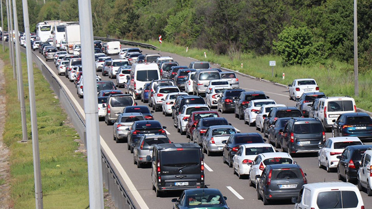 İstanbul'a dönüş çilesi! Kritik güzergahta trafik durma noktasına geldi