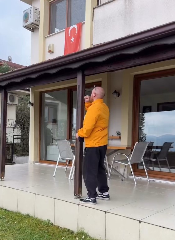Çocuklar Duymasının Havuçu eşiyle birlikte İstanbulu terk etti