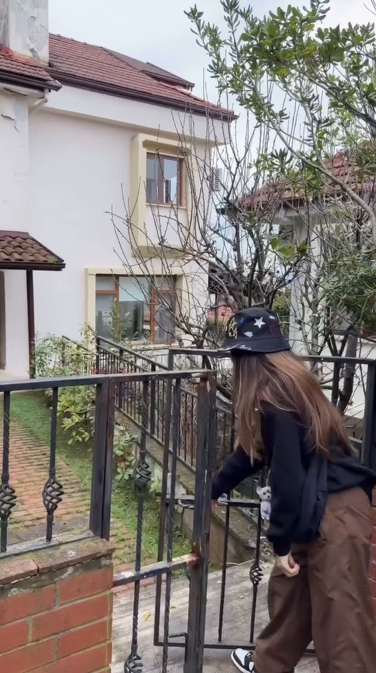 Çocuklar Duymasının Havuçu eşiyle birlikte İstanbulu terk etti