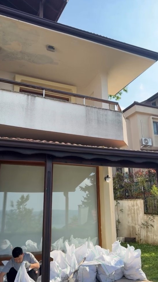Çocuklar Duymasının Havuçu eşiyle birlikte İstanbulu terk etti