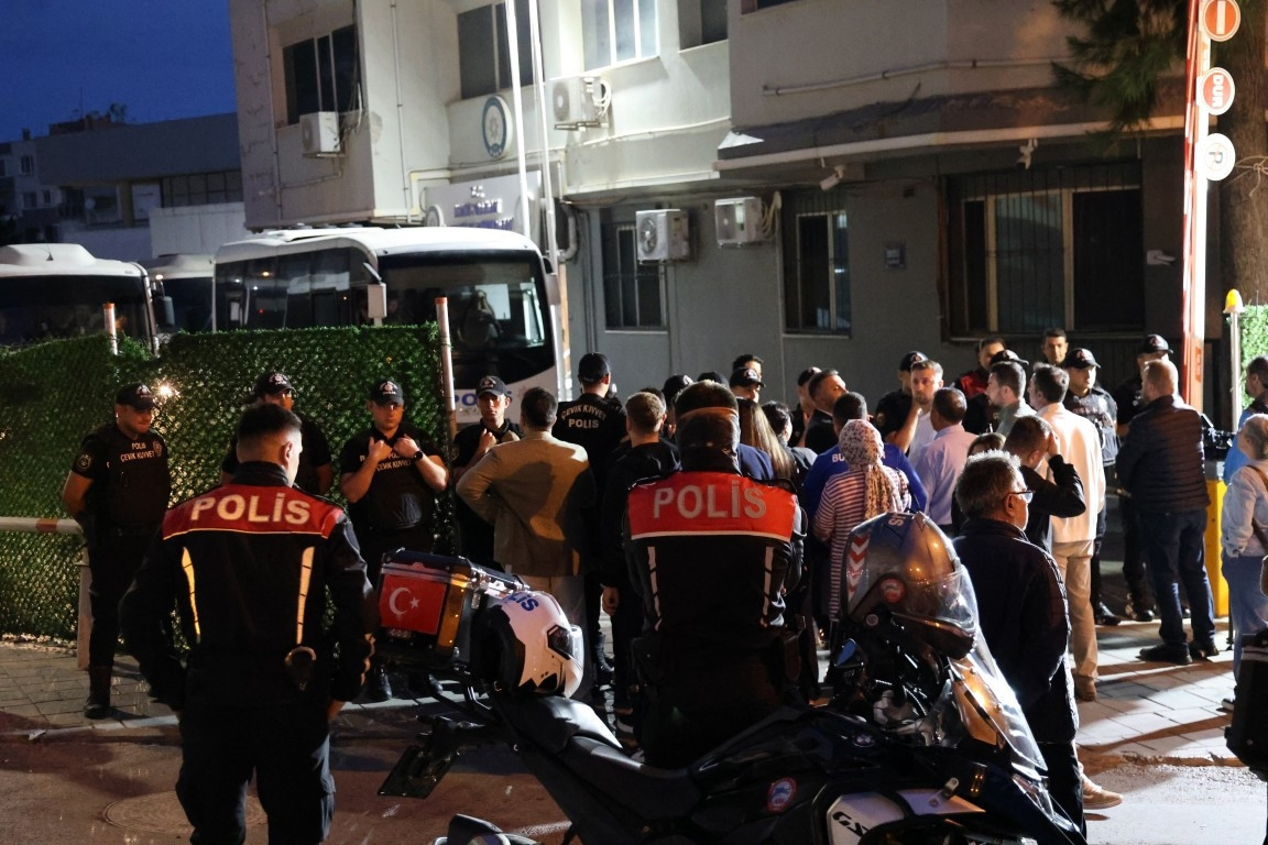 İzmir'de Buca Belediyesi'ne yönelik ‘yolsuzluk’ operasyonunda şüpheliler adliyede