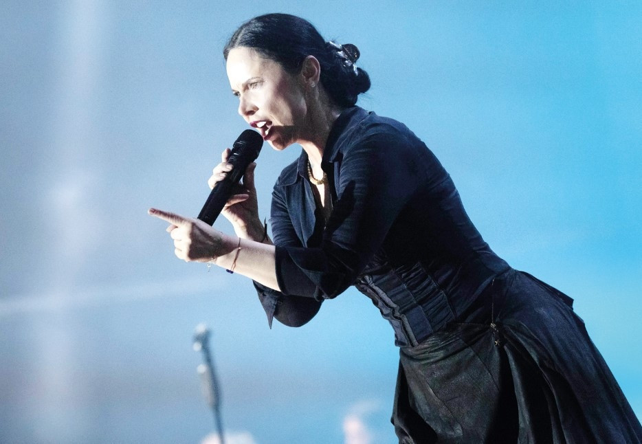 Kraliçe geri döndü Konser vermesi için yalvardık
