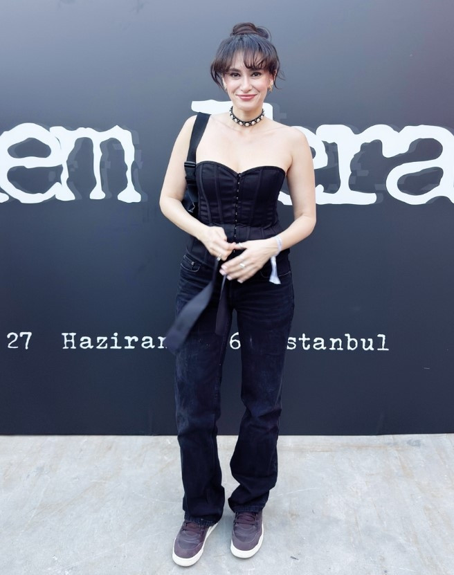 Kraliçe geri döndü Konser vermesi için yalvardık