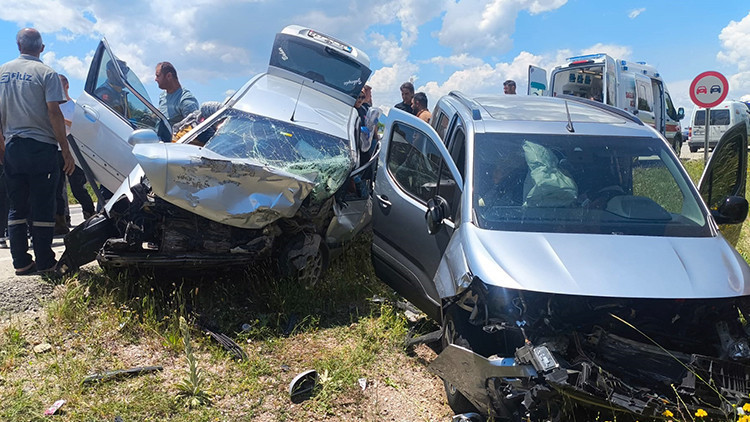 Feci kaza! Otomobiller çarpıştı: 1 ölü, 5 yaralı