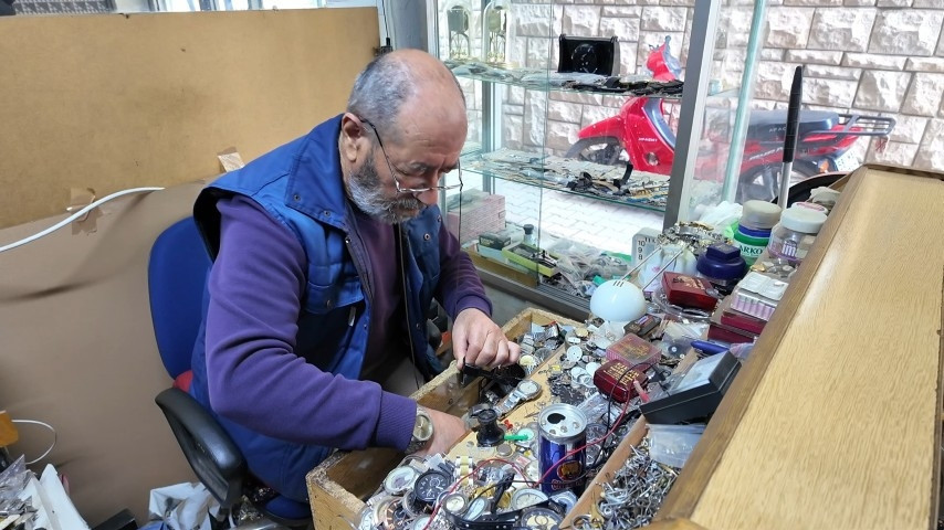 Sivas’ta 52 yıllık saat ustası Erol Orta zamana ayar veriyor
