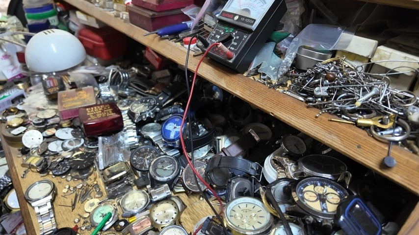 Sivas’ta 52 yıllık saat ustası Erol Orta zamana ayar veriyor