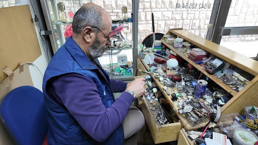 Sivas’ta 52 yıllık saat ustası Erol Orta zamana ayar veriyor