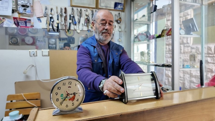 Sivas’ta 52 yıllık saat ustası Erol Orta zamana ayar veriyor