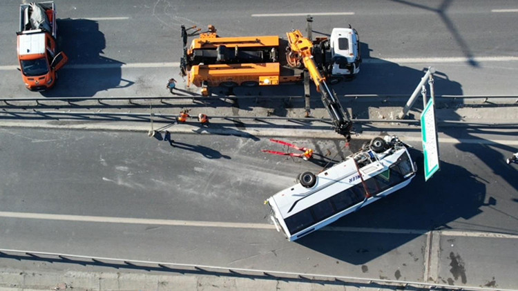 İstanbul'da bariyerlere çarpan midibüs devrildi: 12 yaralı