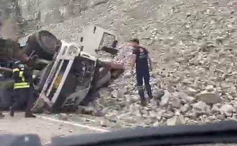 Erzurum’da feci kaza: Freni patlayan tırdan atlayan sürücü hayatını kaybetti - Son Dakika Flaş Haberler