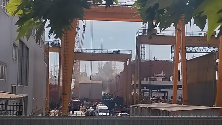 Tuzla'da tersanede gemi yangını! Müdahale ediliyor