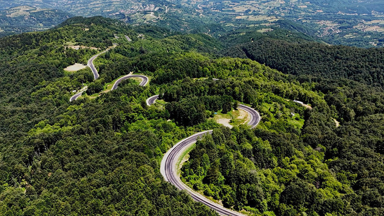 Bursa-Domaniç arasındaki kıvrımlı yollar dronla görüntülendi