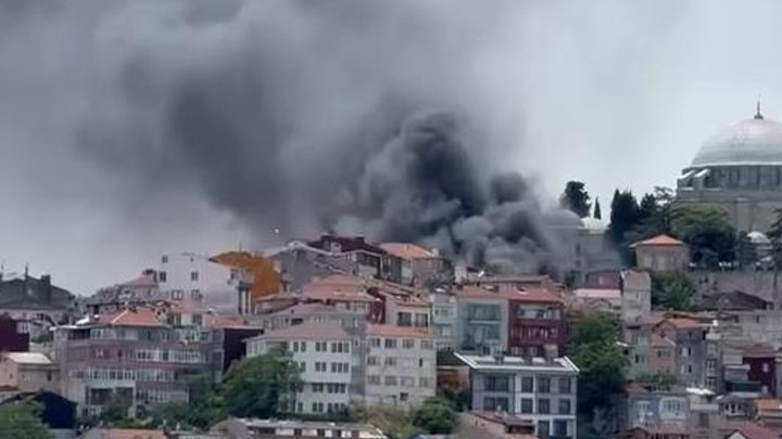 Son dakika... Fatih'te bir binada yangın! Çevredeki araçlara da sıçradı